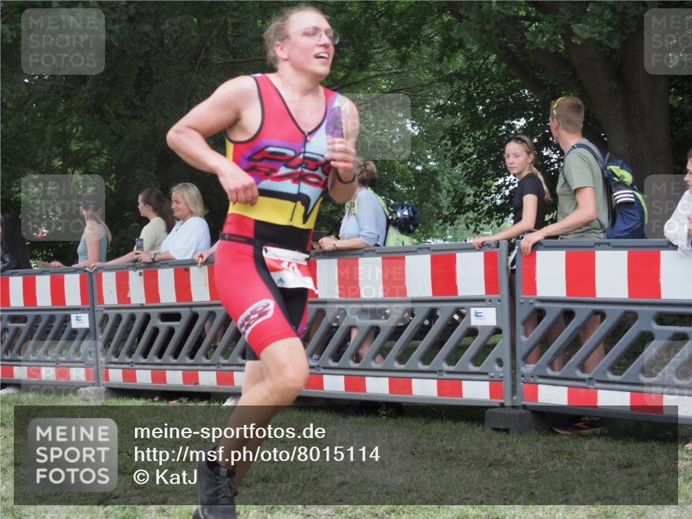 21.06.2025 - 27. Vierlanden-Triathlon KatJ http://msf.ph/oto/8015114 15.06.2025 13:13:10 Ziel 49, 677 meine-sportfotos.de