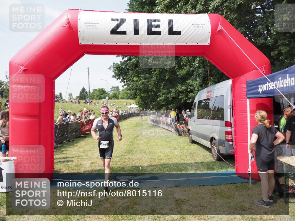 21.06.2025 - 27. Vierlanden-Triathlon MichiJ http://msf.ph/oto/8015116 15.06.2026 11:31:28 Ziel 423, 597 meine-sportfotos.de
