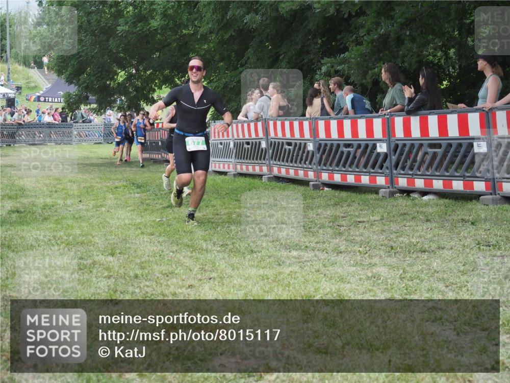 21.06.2025 - 27. Vierlanden-Triathlon KatJ http://msf.ph/oto/8015117 15.06.2025 13:13:14 Ziel 677, 761 meine-sportfotos.de