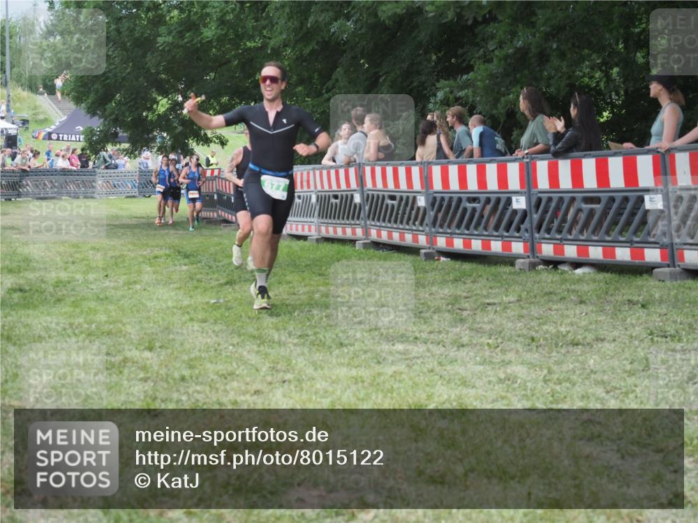 21.06.2025 - 27. Vierlanden-Triathlon KatJ http://msf.ph/oto/8015122 15.06.2025 13:13:14 Ziel 677, 761 meine-sportfotos.de