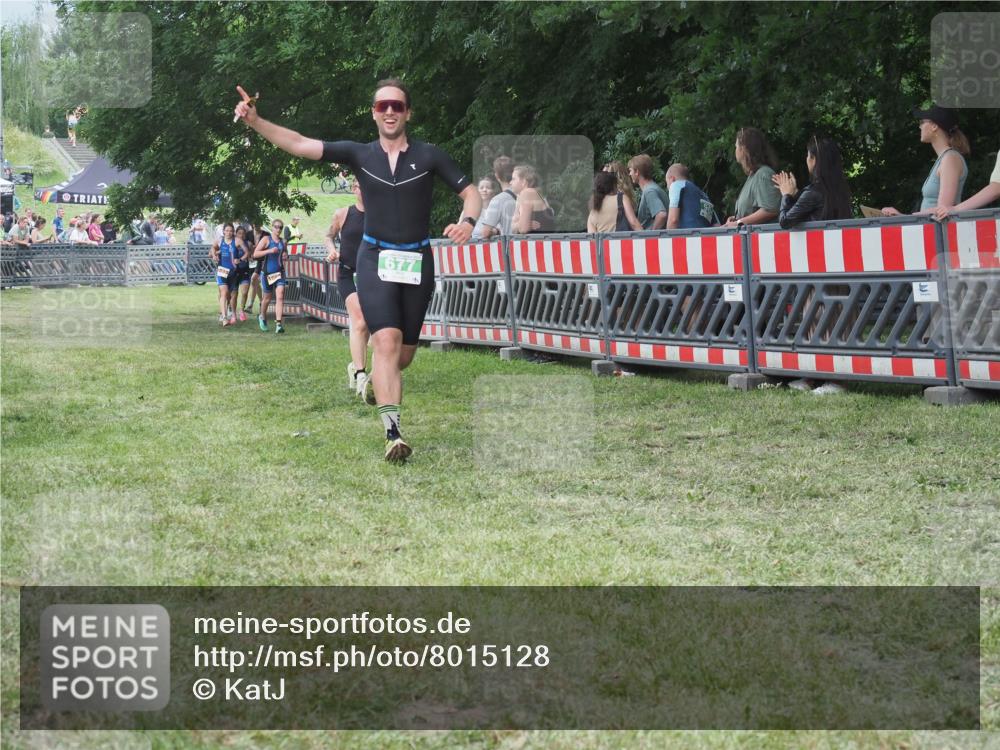 21.06.2025 - 27. Vierlanden-Triathlon KatJ http://msf.ph/oto/8015128 15.06.2025 13:13:14 Ziel 677, 761 meine-sportfotos.de