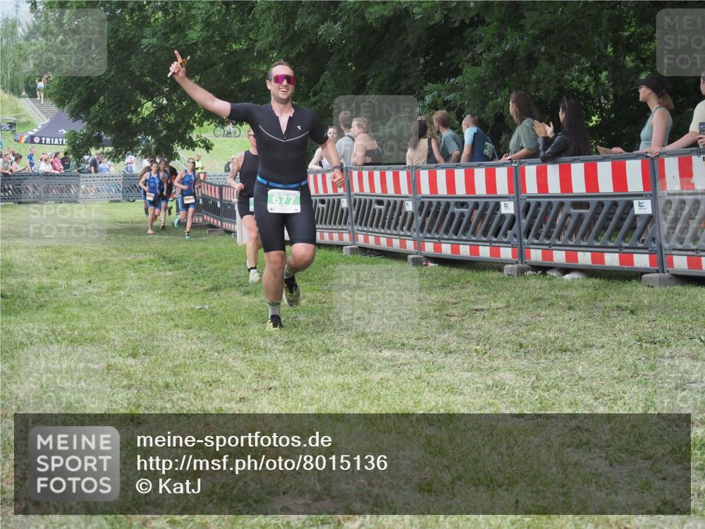 21.06.2025 - 27. Vierlanden-Triathlon KatJ http://msf.ph/oto/8015136 15.06.2025 13:13:14 Ziel 677, 761 meine-sportfotos.de