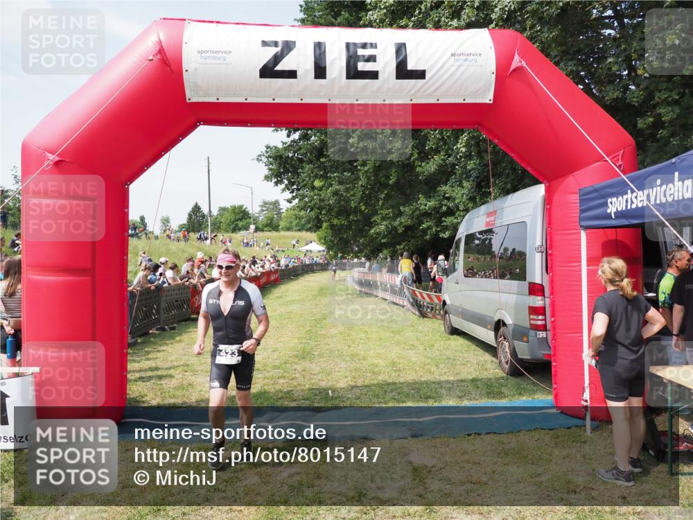 21.06.2025 - 27. Vierlanden-Triathlon MichiJ http://msf.ph/oto/8015147 15.06.2026 11:31:29 Ziel 423, 597 meine-sportfotos.de