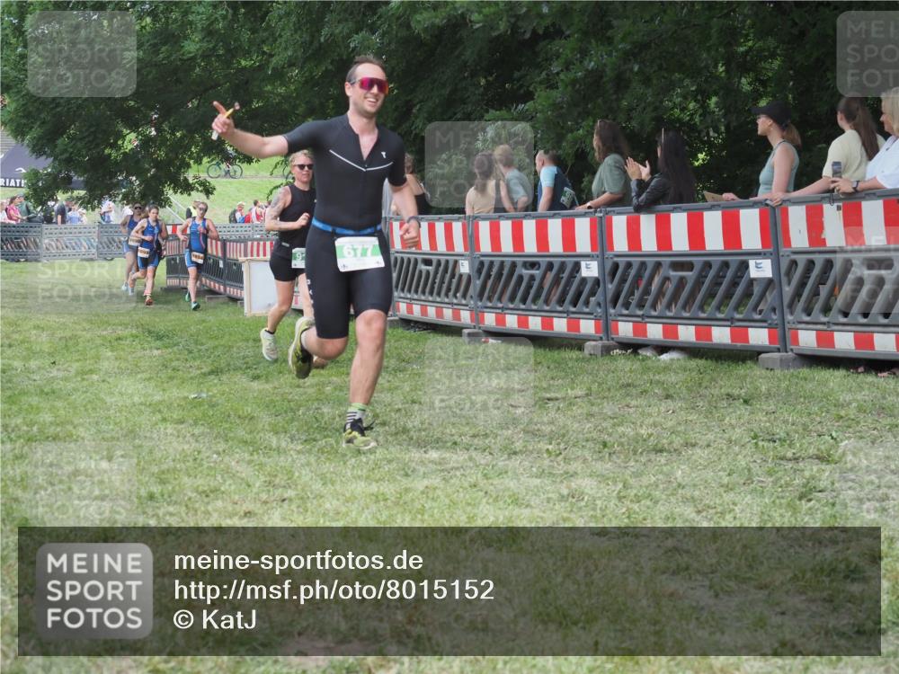 21.06.2025 - 27. Vierlanden-Triathlon KatJ http://msf.ph/oto/8015152 15.06.2025 13:13:14 Ziel 677, 761 meine-sportfotos.de