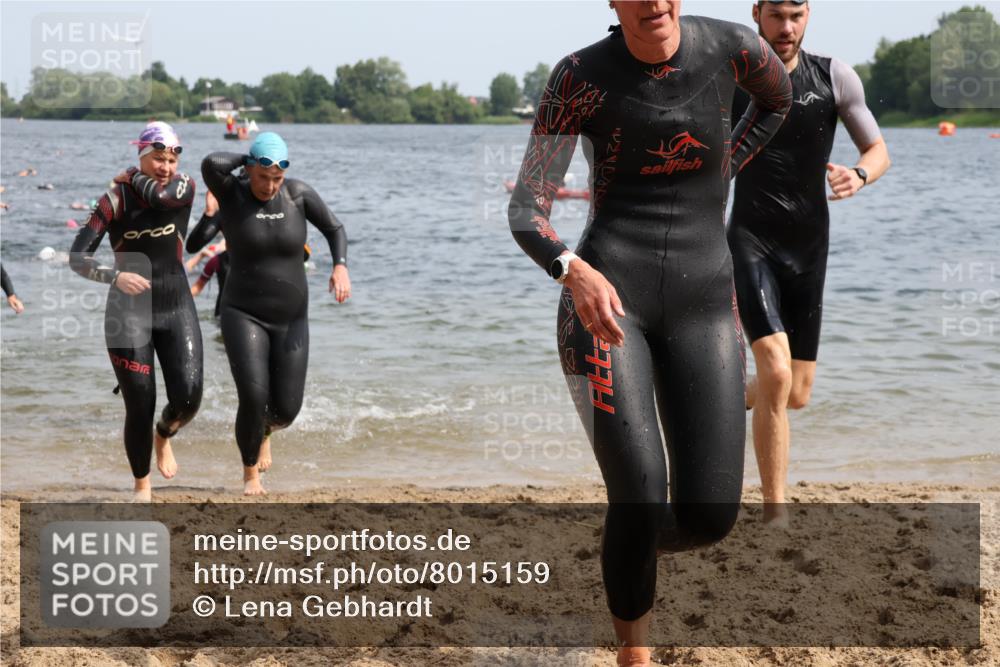 15.06.2025 - 27. Vierlanden-Triathlon Lena Gebhardt http://msf.ph/oto/8015159 15.06.2025 10:14:53 Schwimmen 476, 521, 525, 528, 546, 559, 570, 592, 593, 605, 608, 1397 meine-sportfotos.de