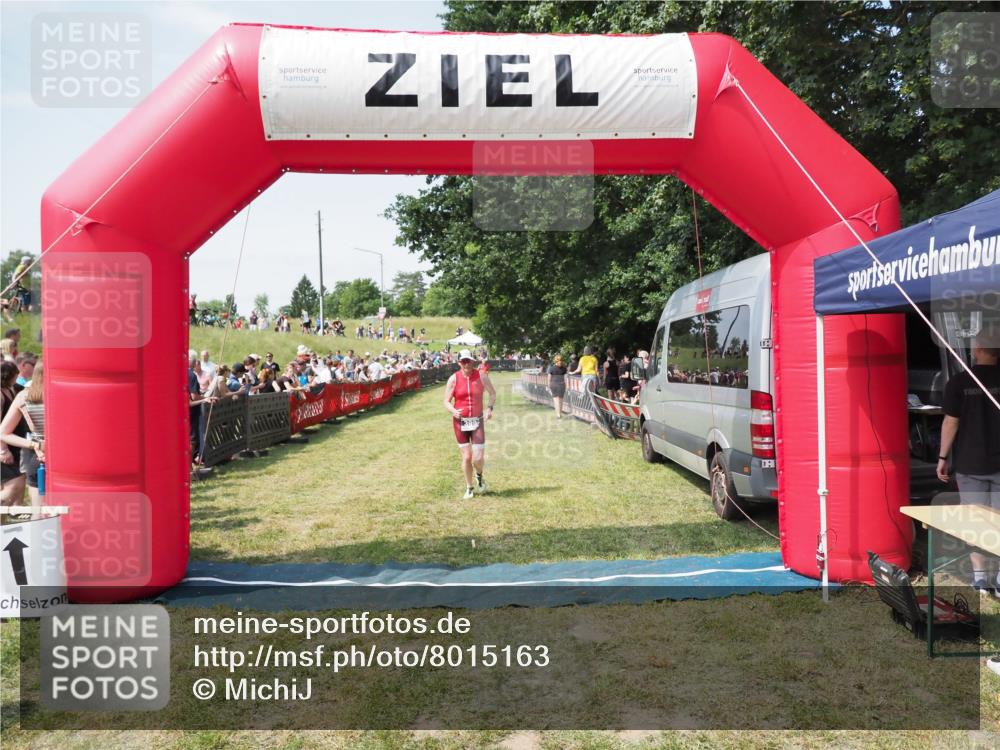 21.06.2025 - 27. Vierlanden-Triathlon MichiJ http://msf.ph/oto/8015163 15.06.2026 11:31:59 Ziel 399 meine-sportfotos.de