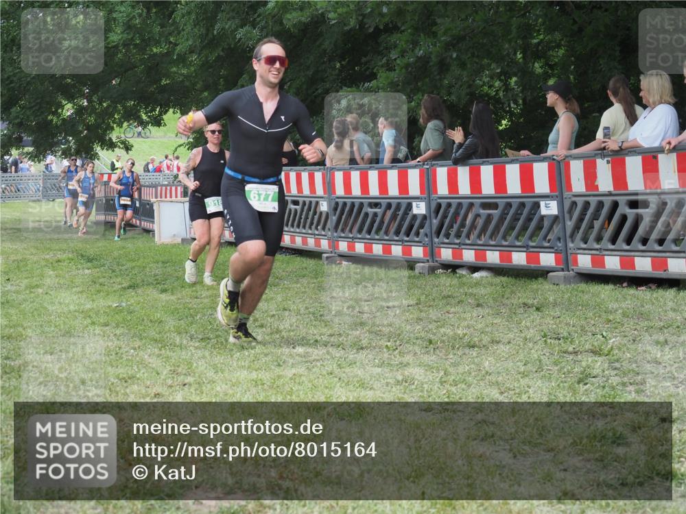 21.06.2025 - 27. Vierlanden-Triathlon KatJ http://msf.ph/oto/8015164 15.06.2025 13:13:15 Ziel 677, 723, 761 meine-sportfotos.de