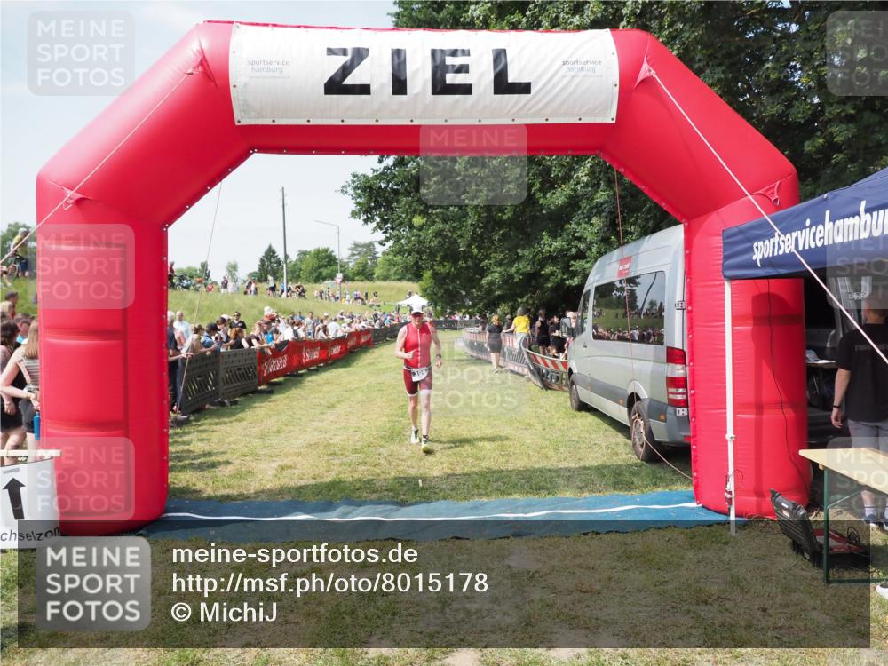 21.06.2025 - 27. Vierlanden-Triathlon MichiJ http://msf.ph/oto/8015178 15.06.2026 11:31:59 Ziel 399 meine-sportfotos.de