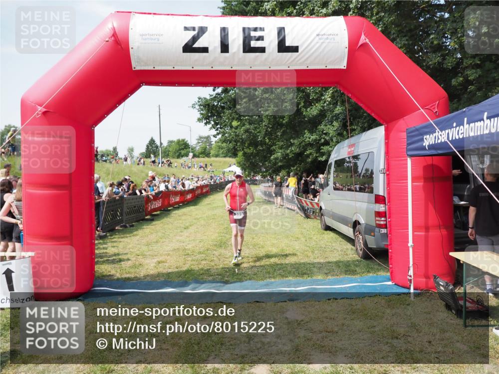 21.06.2025 - 27. Vierlanden-Triathlon MichiJ http://msf.ph/oto/8015225 15.06.2026 11:32:00 Ziel 399 meine-sportfotos.de