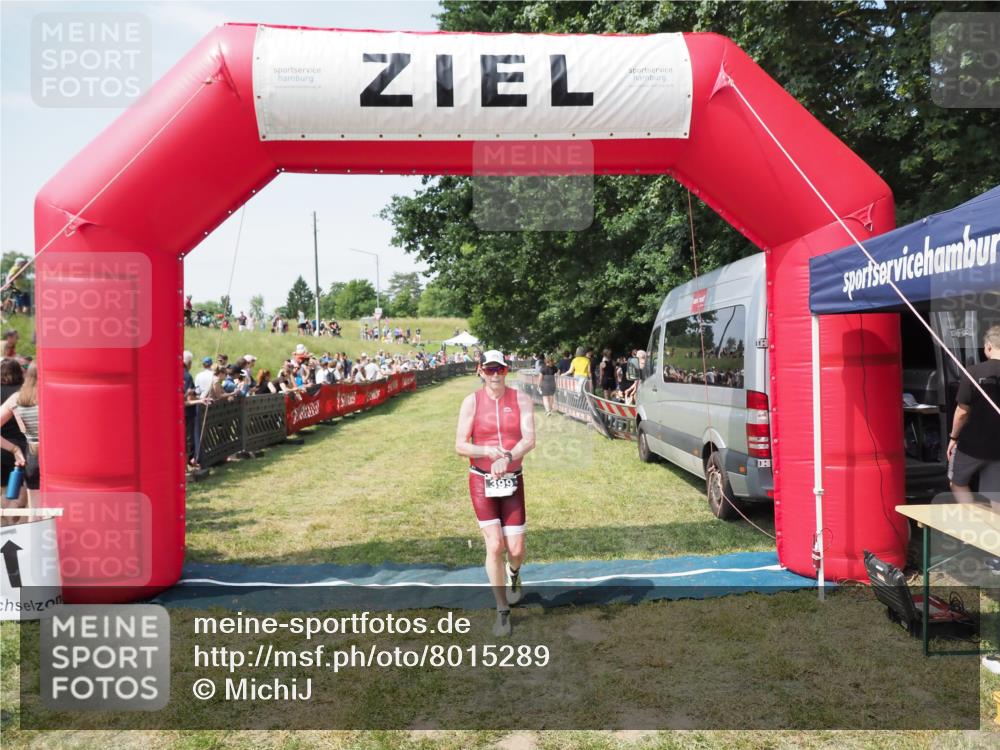 21.06.2025 - 27. Vierlanden-Triathlon MichiJ http://msf.ph/oto/8015289 15.06.2026 11:32:01 Ziel 399 meine-sportfotos.de