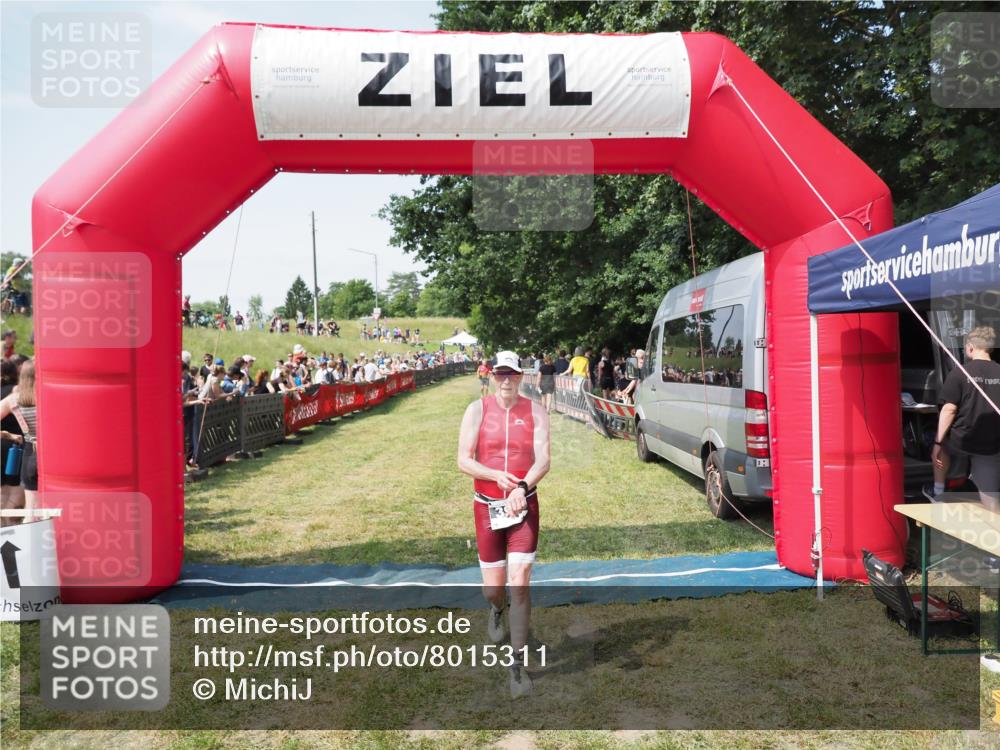 21.06.2025 - 27. Vierlanden-Triathlon MichiJ http://msf.ph/oto/8015311 15.06.2026 11:32:01 Ziel 399 meine-sportfotos.de