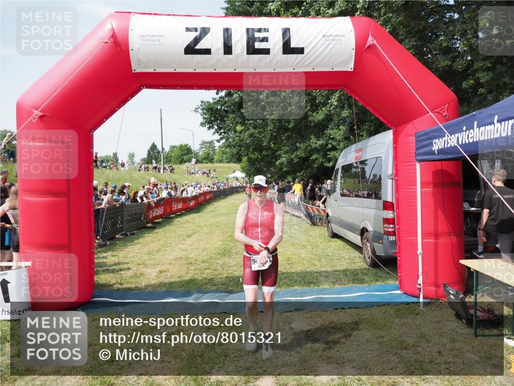 21.06.2025 - 27. Vierlanden-Triathlon MichiJ http://msf.ph/oto/8015321 15.06.2026 11:32:01 Ziel 399 meine-sportfotos.de