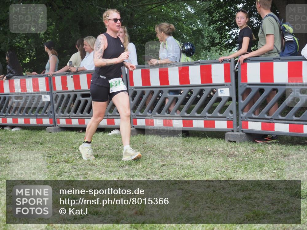 21.06.2025 - 27. Vierlanden-Triathlon KatJ http://msf.ph/oto/8015366 15.06.2025 13:13:17 Ziel 723, 761 meine-sportfotos.de