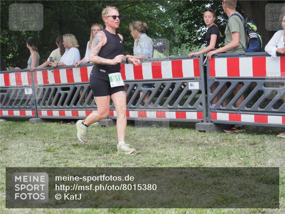 21.06.2025 - 27. Vierlanden-Triathlon KatJ http://msf.ph/oto/8015380 15.06.2025 13:13:17 Ziel 723, 761 meine-sportfotos.de