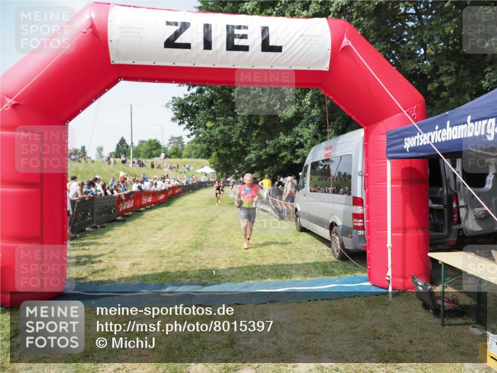 21.06.2025 - 27. Vierlanden-Triathlon MichiJ http://msf.ph/oto/8015397 15.06.2026 11:32:10 Ziel 183 meine-sportfotos.de