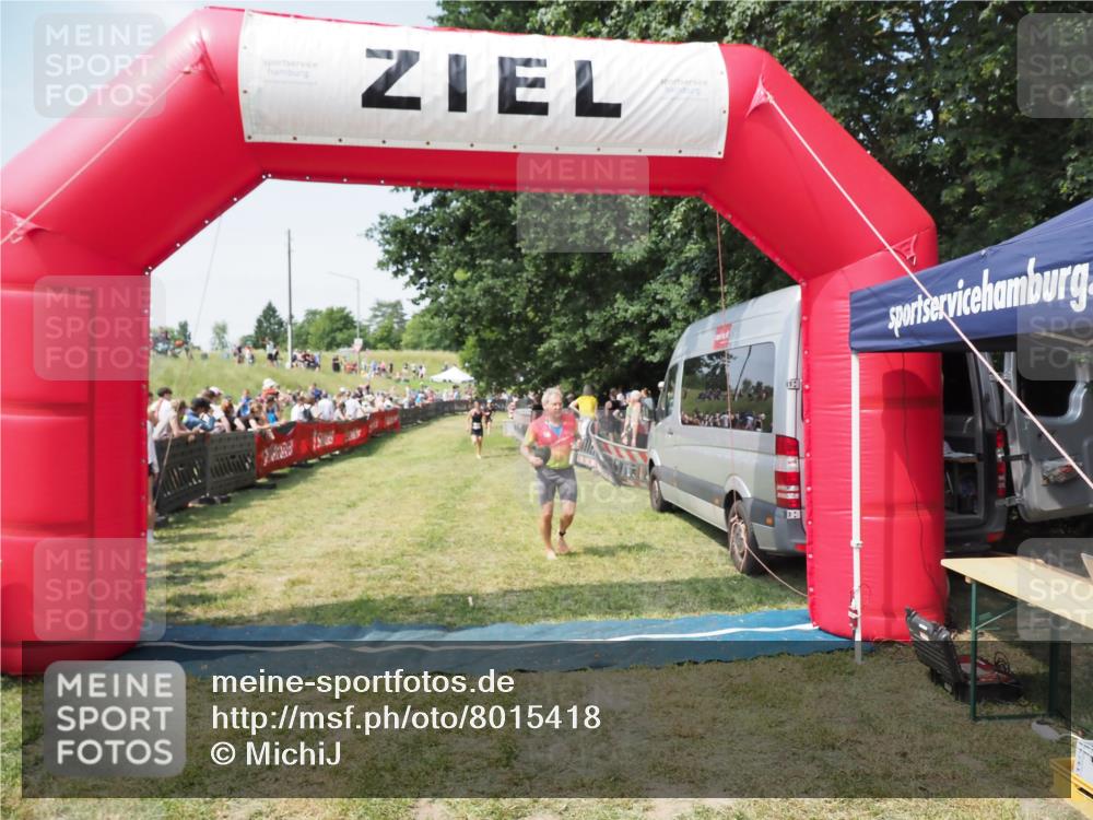 21.06.2025 - 27. Vierlanden-Triathlon MichiJ http://msf.ph/oto/8015418 15.06.2026 11:32:10 Ziel 183 meine-sportfotos.de