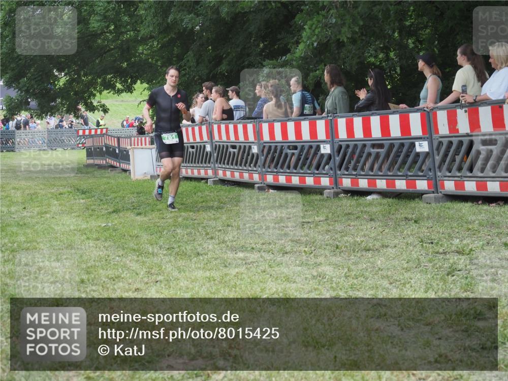 21.06.2025 - 27. Vierlanden-Triathlon KatJ http://msf.ph/oto/8015425 15.06.2025 13:13:22 Ziel 723, 761 meine-sportfotos.de