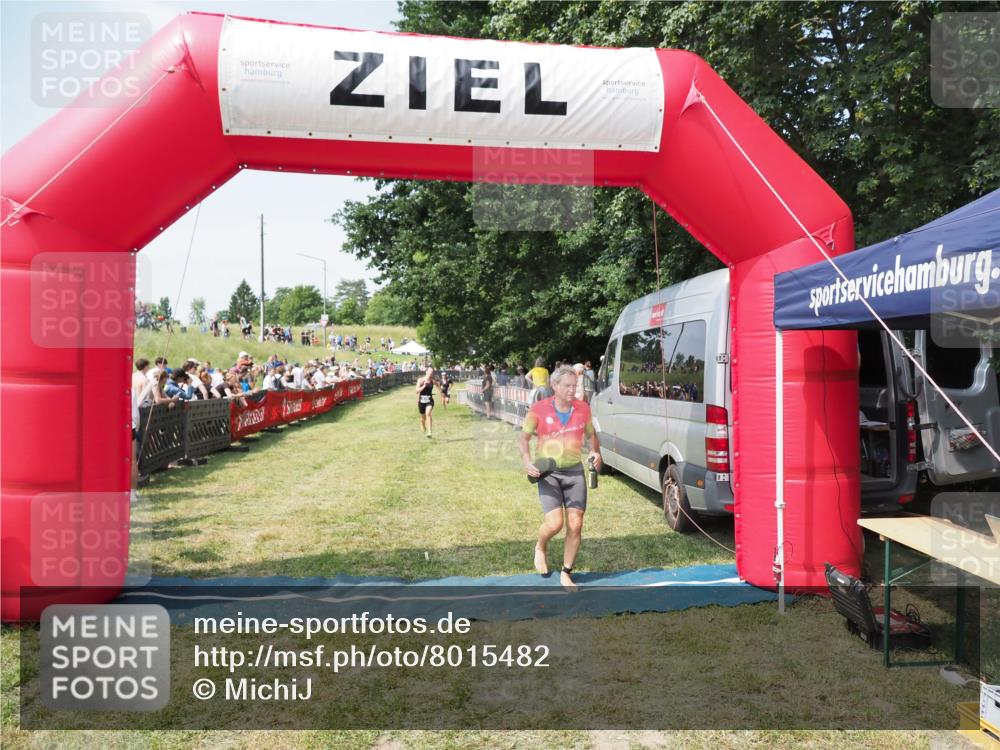 21.06.2025 - 27. Vierlanden-Triathlon MichiJ http://msf.ph/oto/8015482 15.06.2026 11:32:11 Ziel 183 meine-sportfotos.de