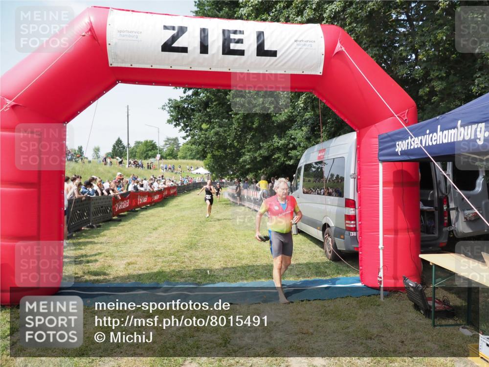 21.06.2025 - 27. Vierlanden-Triathlon MichiJ http://msf.ph/oto/8015491 15.06.2026 11:32:11 Ziel 183 meine-sportfotos.de