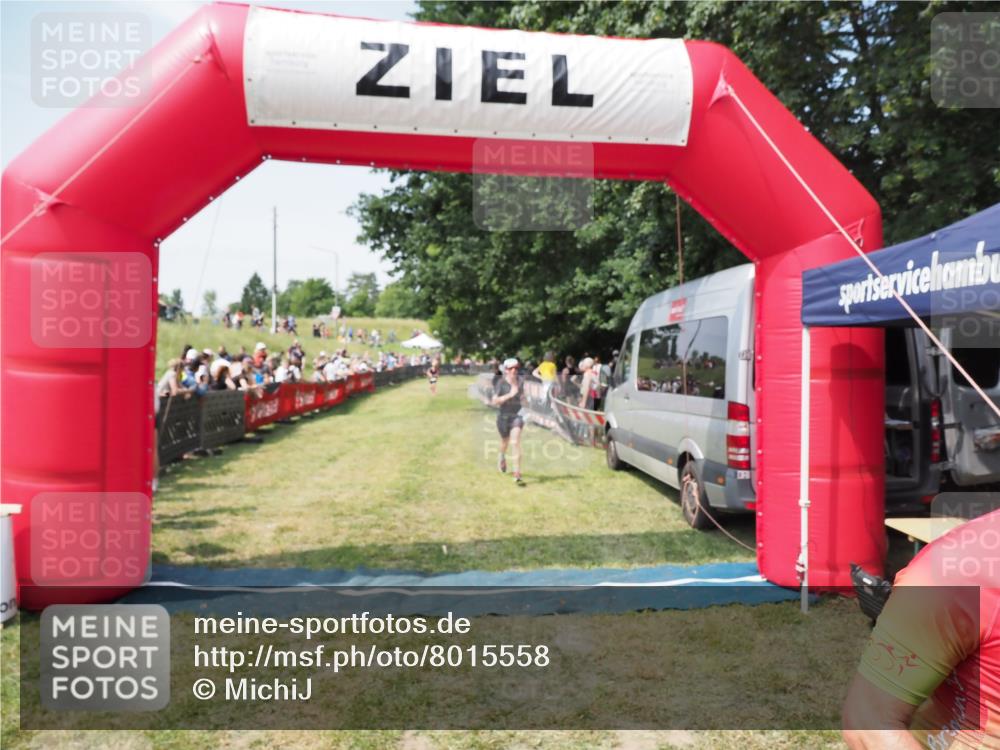 21.06.2025 - 27. Vierlanden-Triathlon MichiJ http://msf.ph/oto/8015558 15.06.2026 11:32:16 Ziel 183, 554 meine-sportfotos.de