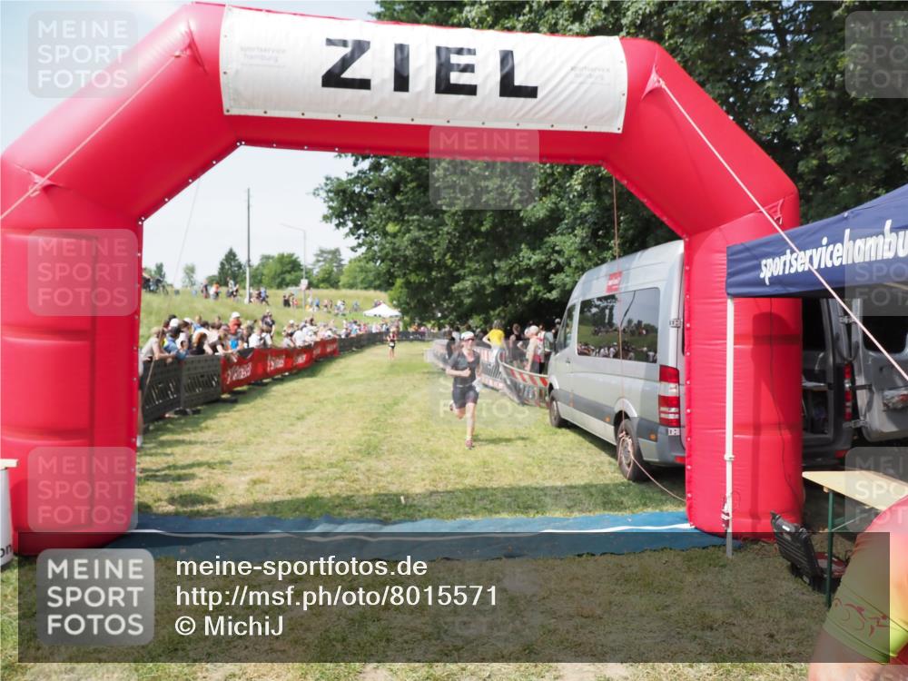 21.06.2025 - 27. Vierlanden-Triathlon MichiJ http://msf.ph/oto/8015571 15.06.2026 11:32:16 Ziel 183, 554 meine-sportfotos.de