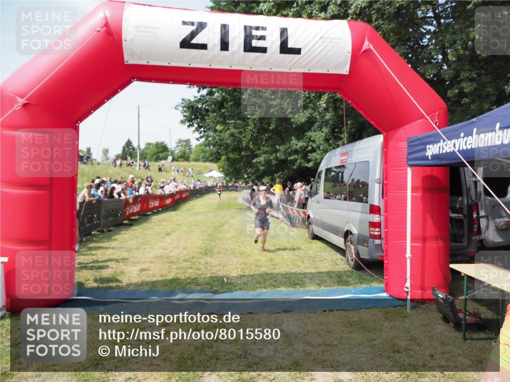 21.06.2025 - 27. Vierlanden-Triathlon MichiJ http://msf.ph/oto/8015580 15.06.2026 11:32:16 Ziel 183, 554 meine-sportfotos.de