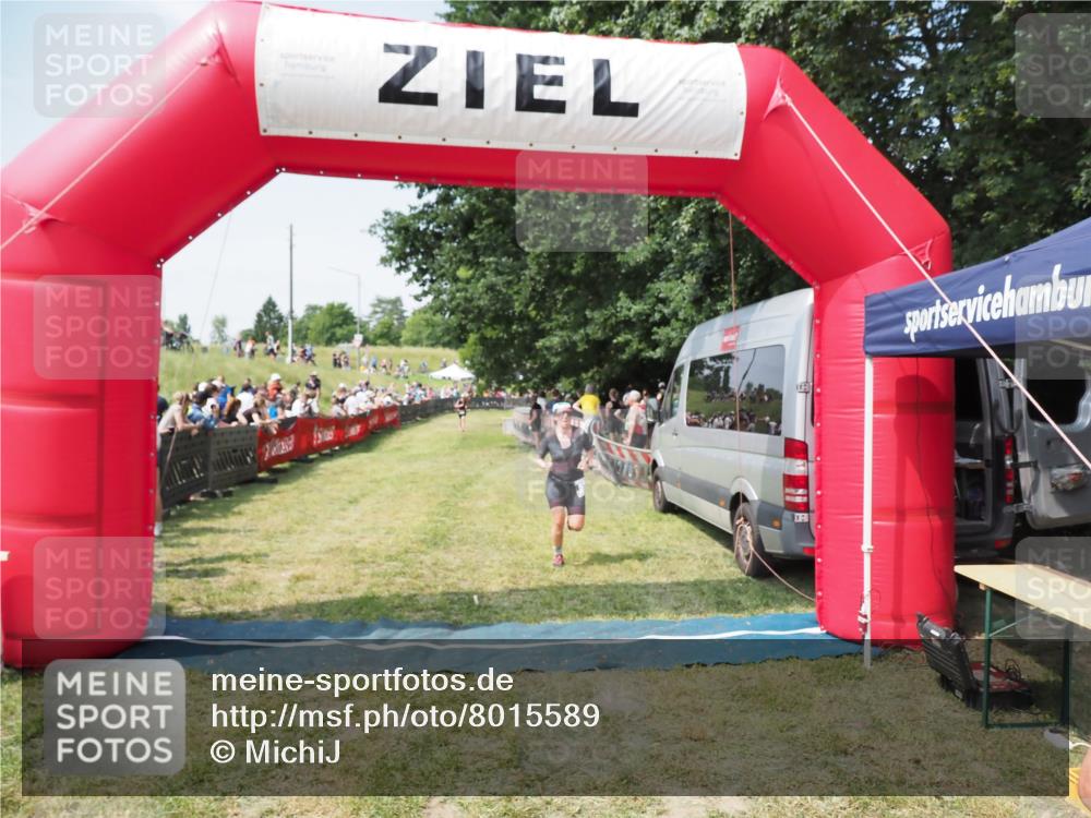 21.06.2025 - 27. Vierlanden-Triathlon MichiJ http://msf.ph/oto/8015589 15.06.2026 11:32:17 Ziel 183, 554 meine-sportfotos.de