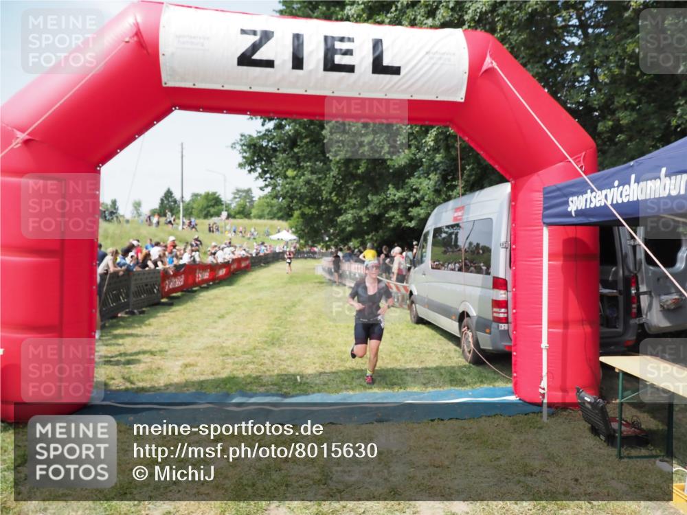 21.06.2025 - 27. Vierlanden-Triathlon MichiJ http://msf.ph/oto/8015630 15.06.2026 11:32:17 Ziel 183, 554 meine-sportfotos.de