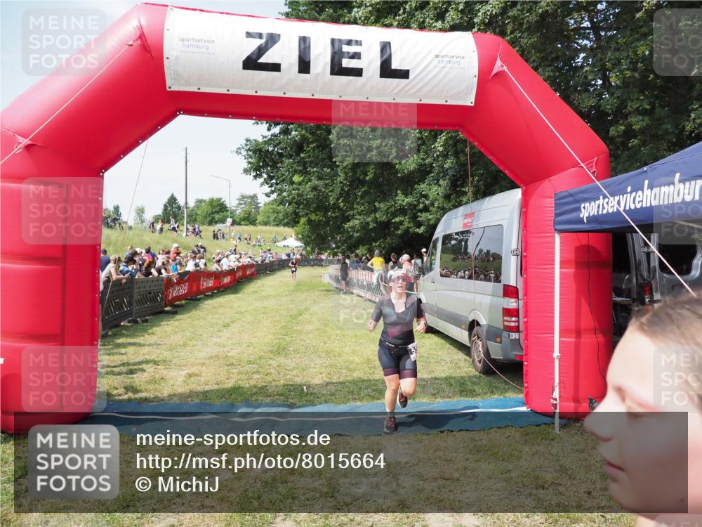 21.06.2025 - 27. Vierlanden-Triathlon MichiJ http://msf.ph/oto/8015664 15.06.2026 11:32:17 Ziel 183, 554 meine-sportfotos.de