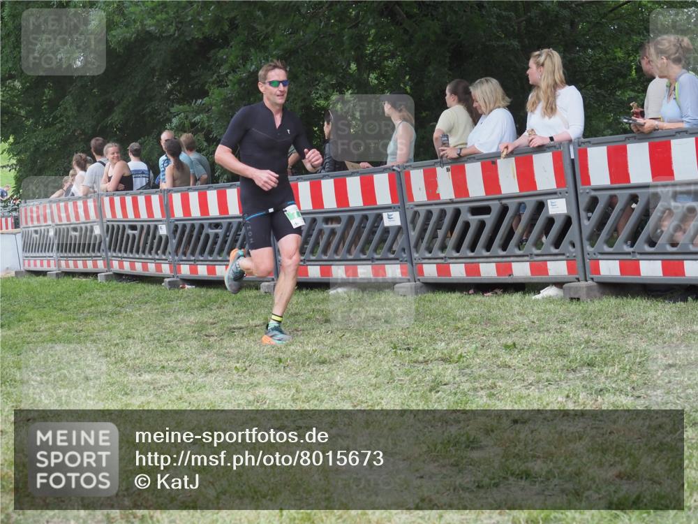 21.06.2025 - 27. Vierlanden-Triathlon KatJ http://msf.ph/oto/8015673 15.06.2025 13:13:31 Ziel 778 meine-sportfotos.de