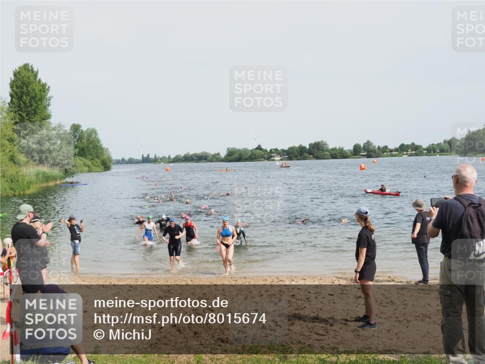 21.06.2025 - 27. Vierlanden-Triathlon MichiJ http://msf.ph/oto/8015674 15.06.2026 10:16:43 Schwimmen 501, 516, 604, 633 meine-sportfotos.de