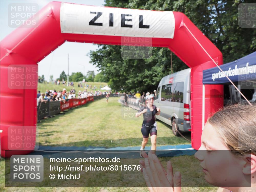 21.06.2025 - 27. Vierlanden-Triathlon MichiJ http://msf.ph/oto/8015676 15.06.2026 11:32:18 Ziel 183, 554 meine-sportfotos.de