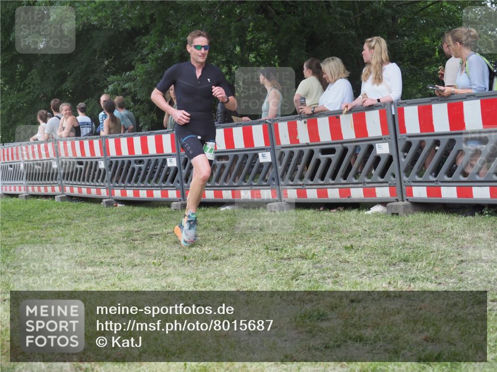 21.06.2025 - 27. Vierlanden-Triathlon KatJ http://msf.ph/oto/8015687 15.06.2025 13:13:32 Ziel 778 meine-sportfotos.de