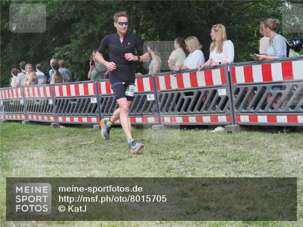 21.06.2025 - 27. Vierlanden-Triathlon KatJ http://msf.ph/oto/8015705 15.06.2025 13:13:32 Ziel 778 meine-sportfotos.de