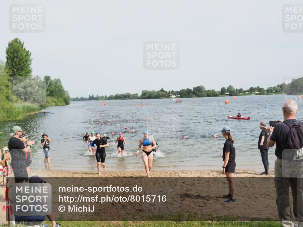 21.06.2025 - 27. Vierlanden-Triathlon MichiJ http://msf.ph/oto/8015716 15.06.2026 10:16:44 Schwimmen 501, 516, 604, 633 meine-sportfotos.de