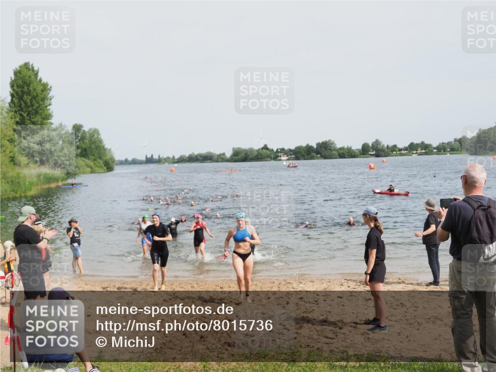 21.06.2025 - 27. Vierlanden-Triathlon MichiJ http://msf.ph/oto/8015736 15.06.2026 10:16:45 Schwimmen 501, 516, 595, 604, 633 meine-sportfotos.de