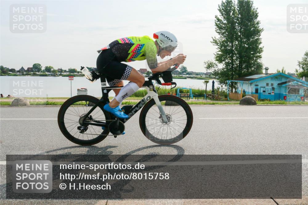 15.06.2025 - 27. Vierlanden-Triathlon H.Heesch http://msf.ph/oto/8015758 15.06.2025 09:10:56 Radfahren 54, 126 meine-sportfotos.de