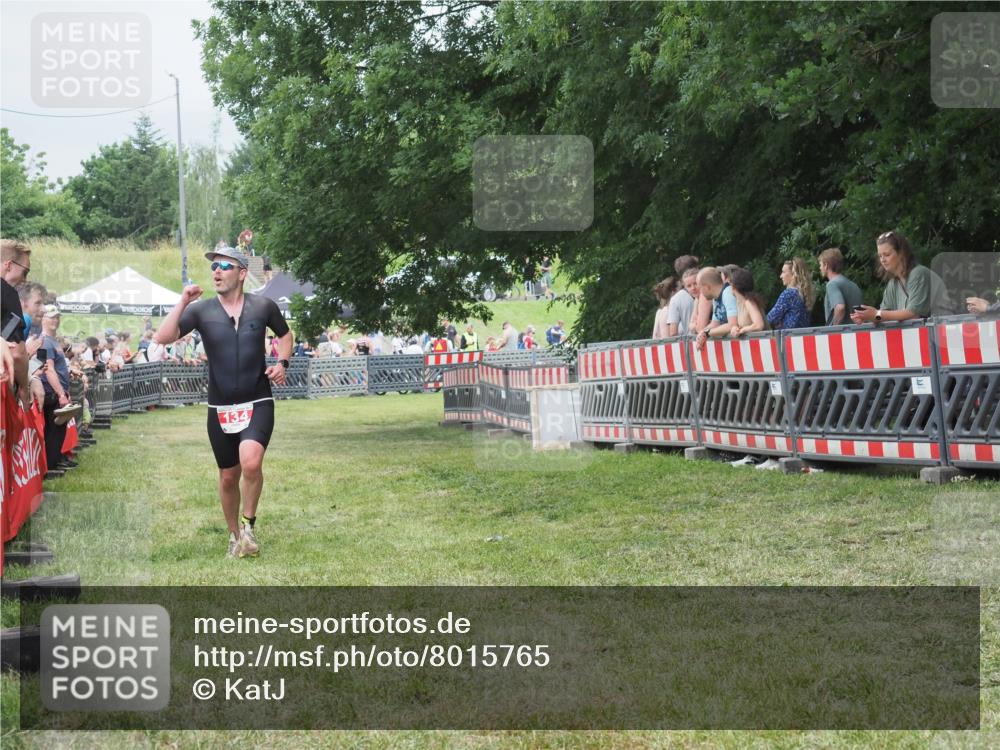 21.06.2025 - 27. Vierlanden-Triathlon KatJ http://msf.ph/oto/8015765 15.06.2025 13:13:48 Ziel 134 meine-sportfotos.de