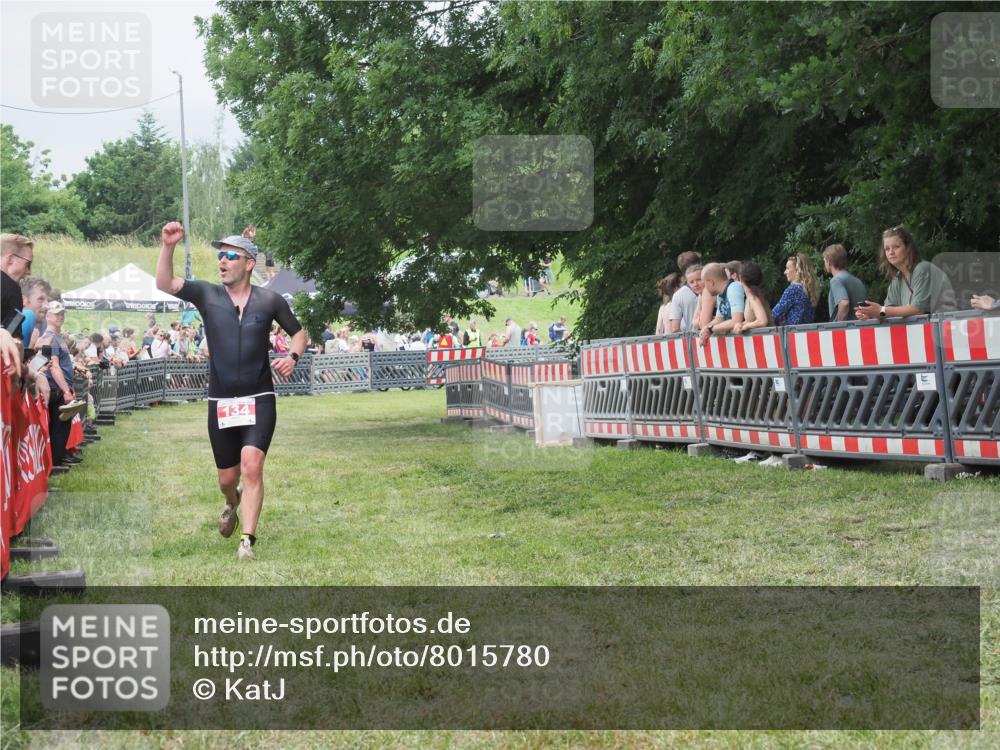21.06.2025 - 27. Vierlanden-Triathlon KatJ http://msf.ph/oto/8015780 15.06.2025 13:13:48 Ziel 134 meine-sportfotos.de