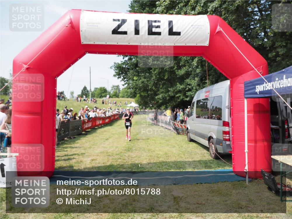 21.06.2025 - 27. Vierlanden-Triathlon MichiJ http://msf.ph/oto/8015788 15.06.2026 11:32:24 Ziel 523, 554 meine-sportfotos.de