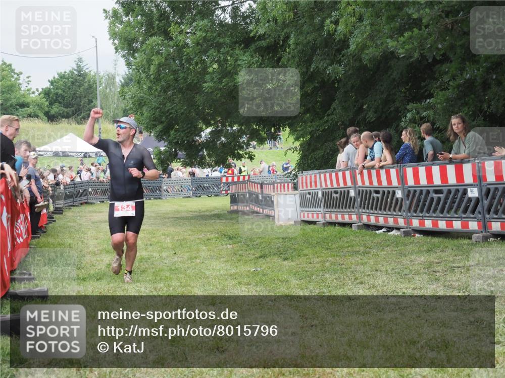 21.06.2025 - 27. Vierlanden-Triathlon KatJ http://msf.ph/oto/8015796 15.06.2025 13:13:48 Ziel 134 meine-sportfotos.de