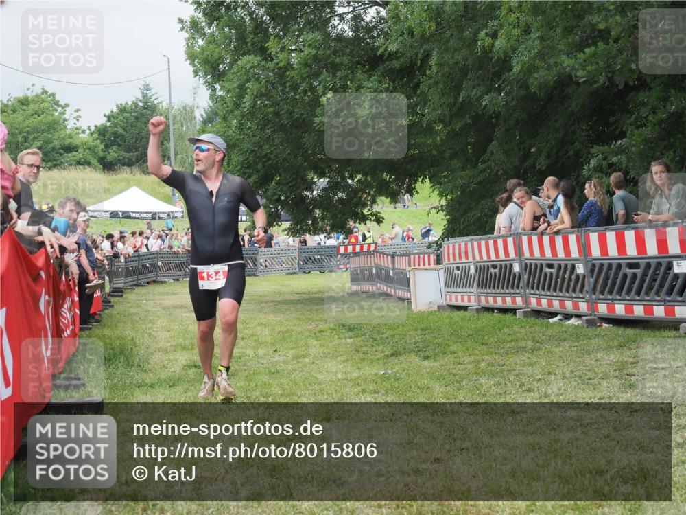 21.06.2025 - 27. Vierlanden-Triathlon KatJ http://msf.ph/oto/8015806 15.06.2025 13:13:49 Ziel 134 meine-sportfotos.de