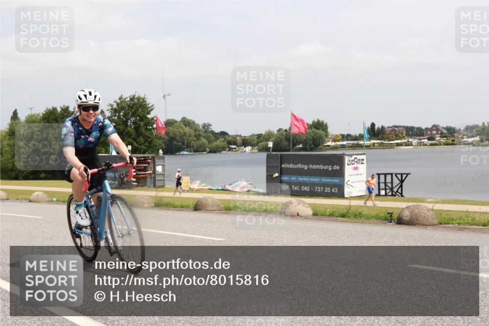 21.06.2025 - 27. Vierlanden-Triathlon H.Heesch http://msf.ph/oto/8015816 15.06.2025 12:04:16 Radfahren 19, 695, 736, 880, 932 meine-sportfotos.de