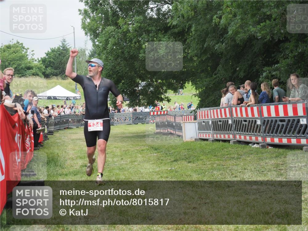 21.06.2025 - 27. Vierlanden-Triathlon KatJ http://msf.ph/oto/8015817 15.06.2025 13:13:49 Ziel 134 meine-sportfotos.de