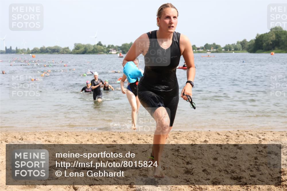 15.06.2025 - 27. Vierlanden-Triathlon Lena Gebhardt http://msf.ph/oto/8015824 15.06.2025 10:15:10 Schwimmen 480, 507, 528, 555, 587, 592, 597, 605, 635 meine-sportfotos.de