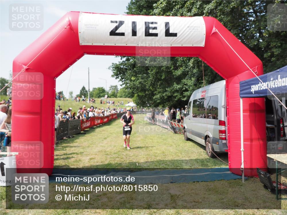 21.06.2025 - 27. Vierlanden-Triathlon MichiJ http://msf.ph/oto/8015850 15.06.2026 11:32:25 Ziel 523 meine-sportfotos.de