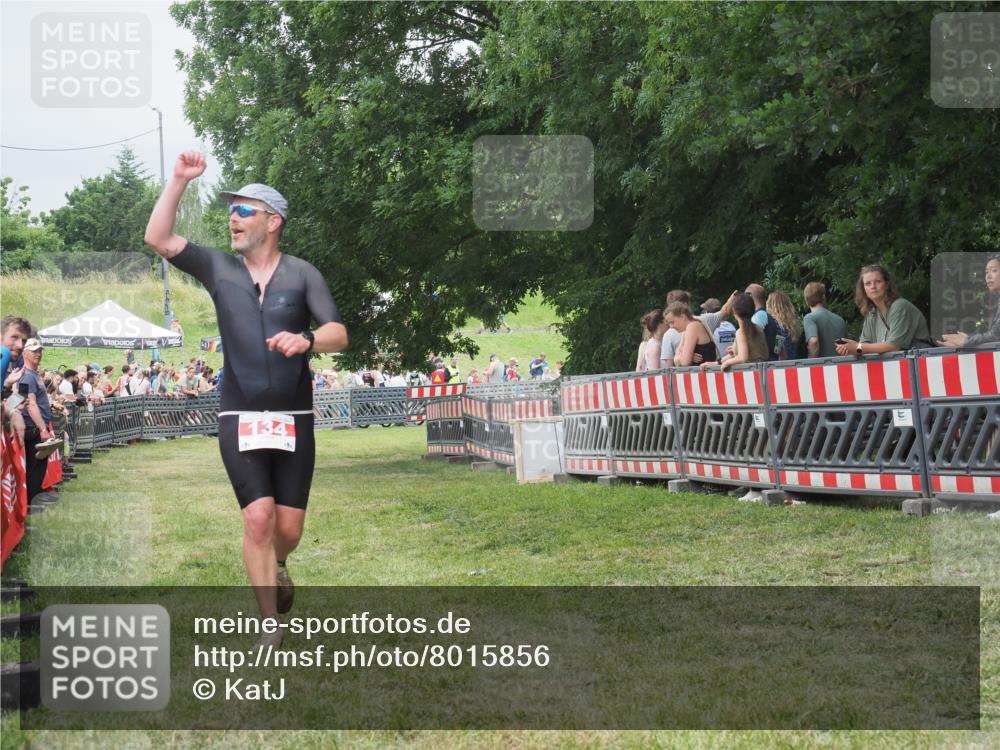 21.06.2025 - 27. Vierlanden-Triathlon KatJ http://msf.ph/oto/8015856 15.06.2025 13:13:49 Ziel 134 meine-sportfotos.de
