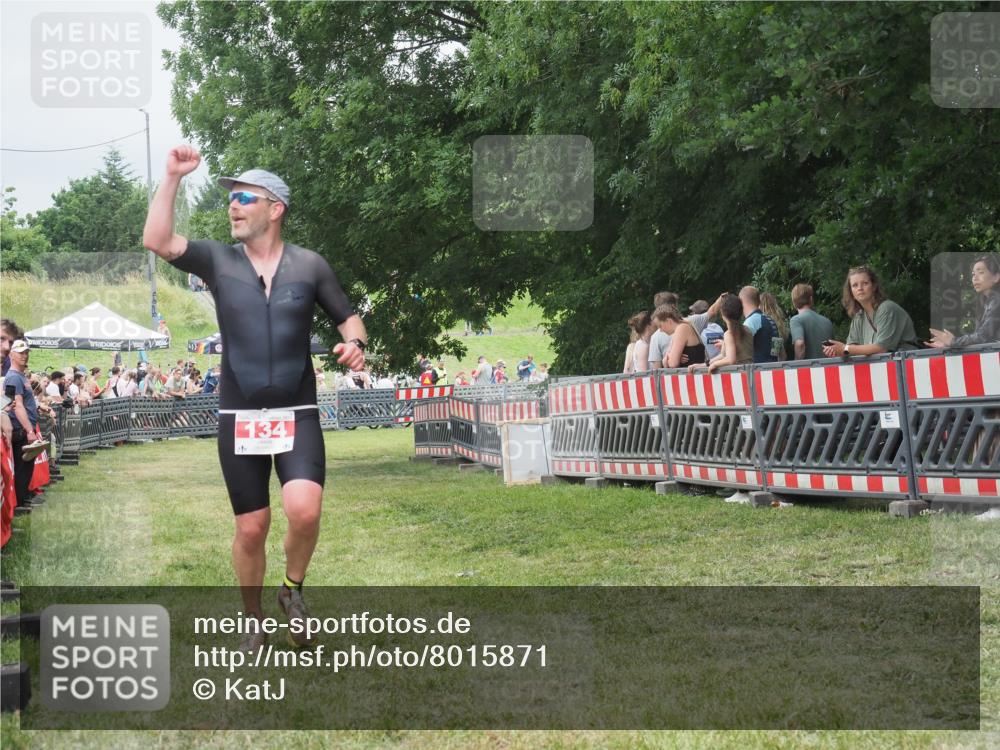 21.06.2025 - 27. Vierlanden-Triathlon KatJ http://msf.ph/oto/8015871 15.06.2025 13:13:49 Ziel 134 meine-sportfotos.de