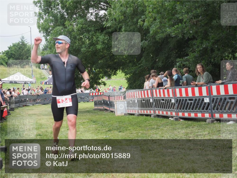 21.06.2025 - 27. Vierlanden-Triathlon KatJ http://msf.ph/oto/8015889 15.06.2025 13:13:49 Ziel 134 meine-sportfotos.de