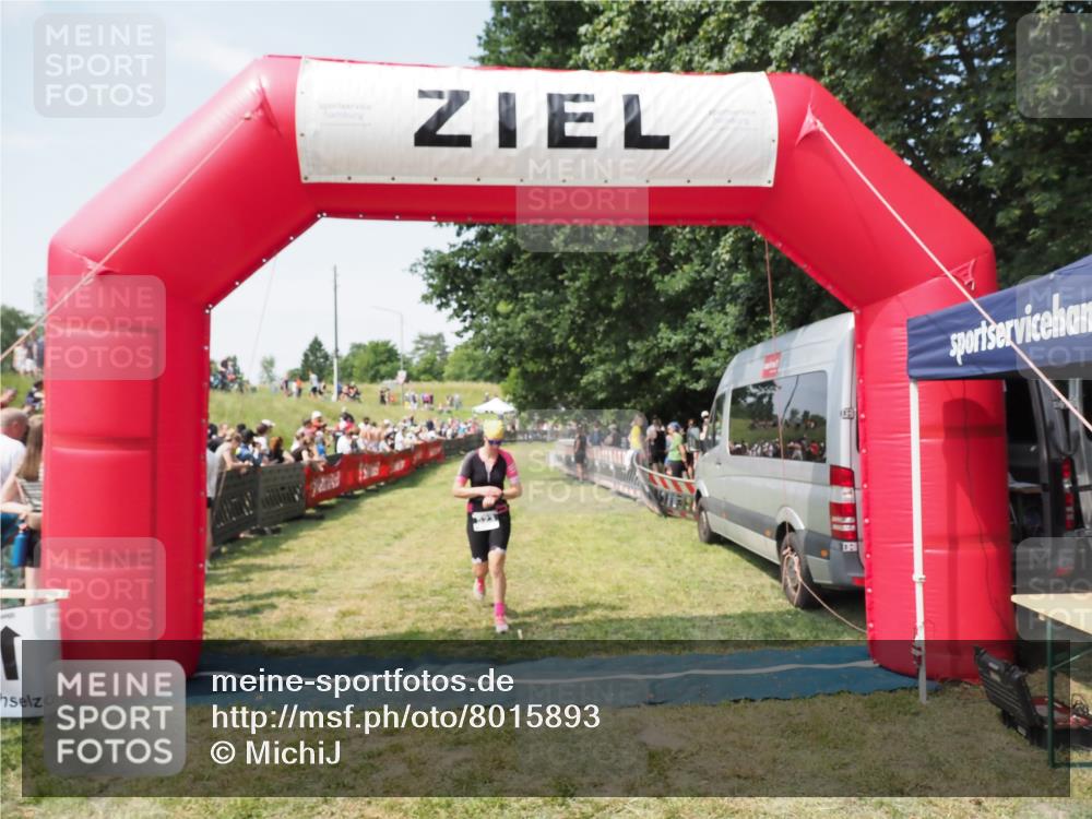21.06.2025 - 27. Vierlanden-Triathlon MichiJ http://msf.ph/oto/8015893 15.06.2026 11:32:26 Ziel 523 meine-sportfotos.de
